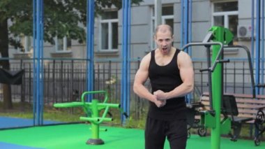 sporcu poz sporcu kas vücut geliştirmeci uygun yaşam tarzı