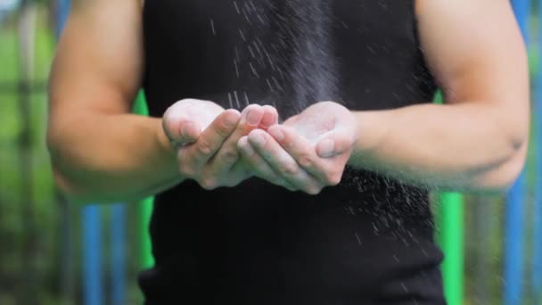 Σπορ Χέρια Τάλκη Σκόνη Μυϊκό Ταλκ Γυμναστήριο — Αρχείο Βίντεο