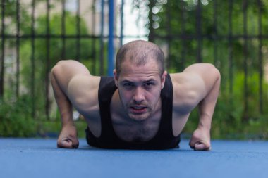 güçlü adam yumruk şınav spor egzersiz fitness egzersiz