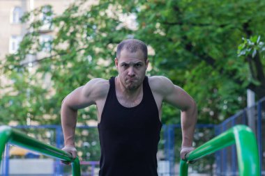 düzensiz barlar spor salonu yaşam tarzı fitness egzersiz yapıyor spor sporcusu