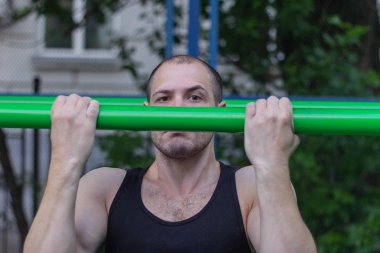 atlet crossbar ciddi güçlü egzersiz uygulama asılı