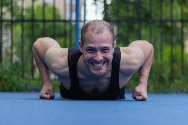 mutlu atlet egzersiz egzersiz fitness genç spor salonu eğitimi yapıyor