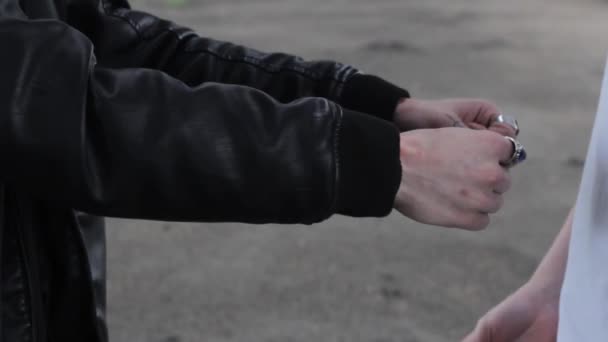 Προφυλακτικές Χειροπέδες Εγκληματικός Συνελήφθη Αστυνομία Χέρια Παραβατική — Αρχείο Βίντεο