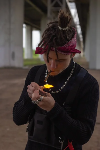 Man Gangster Brand Sigaret Lichter Portret Mode Roker — Stockfoto