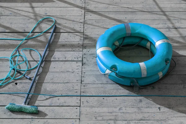 Barco Deck Lifebuoy Mop Assistência Viagem Viagem Azul — Fotografia de Stock