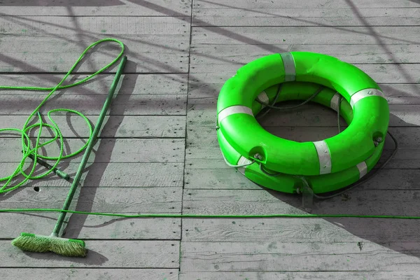Barco Deck Lifebuoy Mop Assistência Viagem Viagem Verde — Fotografia de Stock