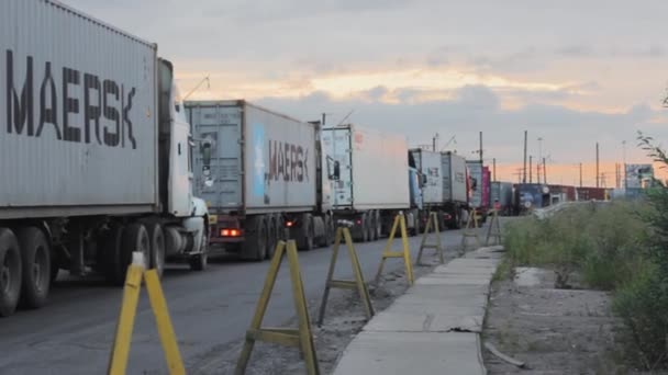 Lastbilar Traffic Jam Inträde Förbud Embargo — Stockvideo