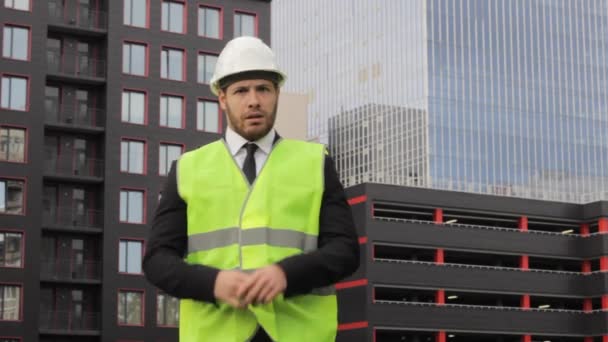 Angry Builder Inte Nöjda Med Arbetet Deadline Svär Stress — Stockvideo