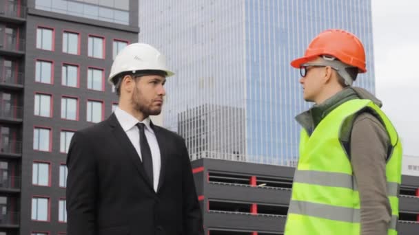 Investor Och Builder Nöjd Med Affären Gläds Framgång — Stockvideo