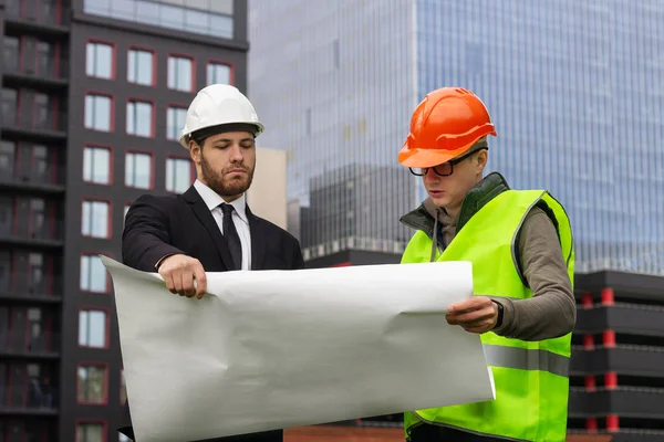 Ingenieur Und Bauunternehmer Erklären Zeichnung Architekt Planen Professionell — Stockfoto