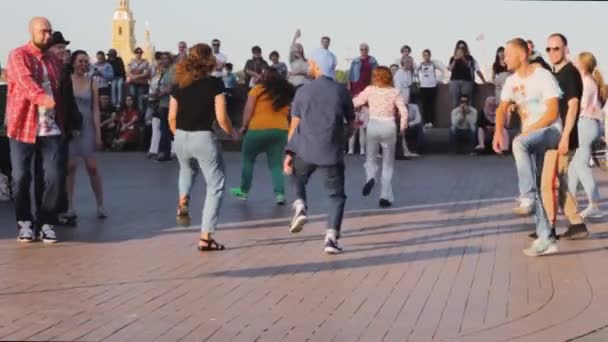 Menschen Tanzen Auf Öffentlichem Platz Publikum Genießt Fest — Stockvideo