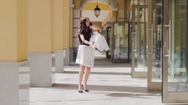 kız dans alışveriş neşeli ifade ve telefonda konuşurken