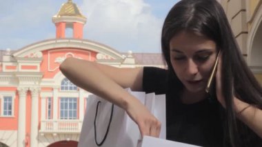 alışveriş kız telefonda konuşuyor alımları kontrol eder