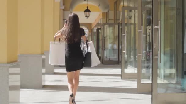 Chica Compras Línea Habla Por Teléfono — Vídeos de Stock