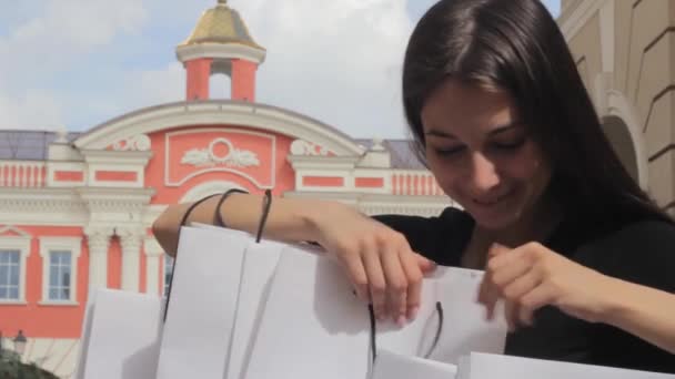 Girl Happy Shopping Presenter Väska Försäljning Leende — Stockvideo