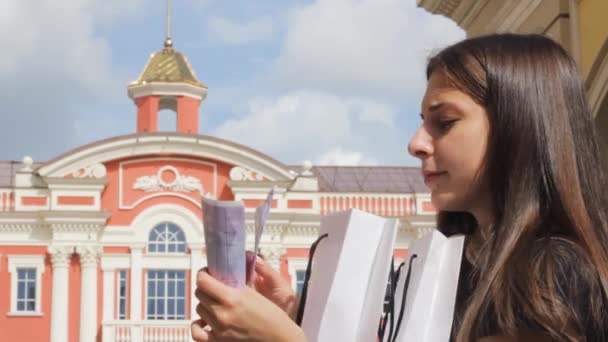 Menina Economiza Gastar Dinheiro Para Compras Moda Financeira — Vídeo de Stock