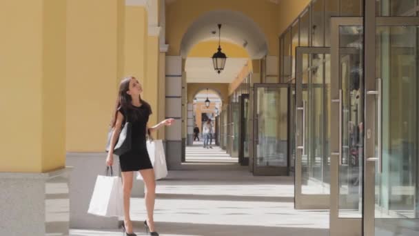 Menina Compras Olhando Para Vitrines Escolhe Cliente Desconto — Vídeo de Stock