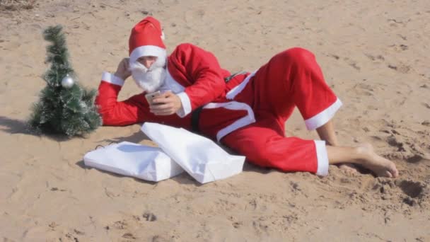 Santa Claus Vacaciones Teléfono Surf Estilo Vida Vacaciones — Vídeo de stock