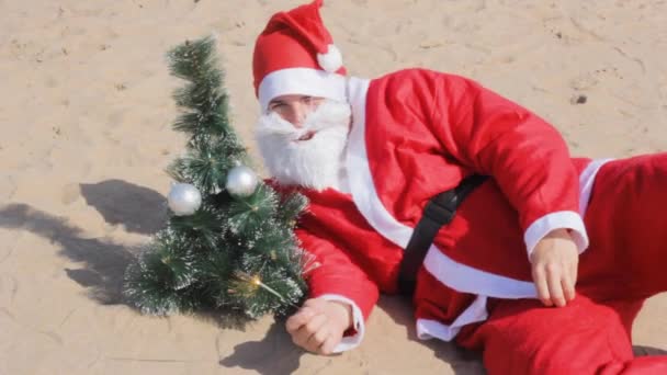 Santa Claus Sparklers Celebración Navidad Año Nuevo Vacaciones Playa — Vídeo de stock