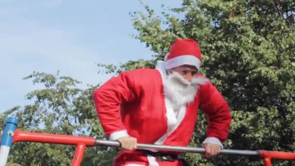 Weihnachtsmann Sport Klimmzug Fitness Gesundes Trainingskostüm — Stockvideo