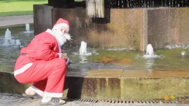 Weihnachtsmann Erhitzt Wasserfontäne Schmilzt Kostüm — Stockvideo