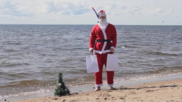 Santa Claus Venda Compras Praia Presentes Férias — Vídeo de Stock