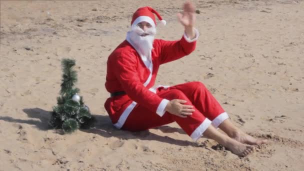 Санта Клаус Сидит Пляже Приветствует Празднование Рождества Новый Год — стоковое видео