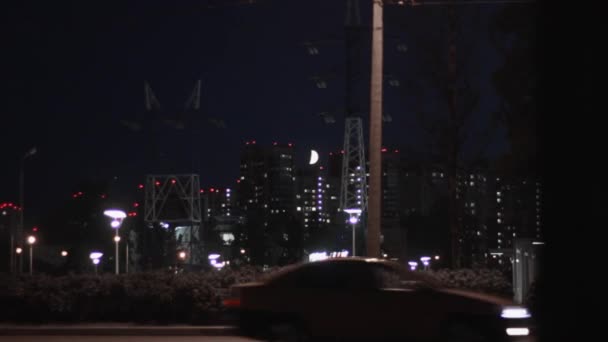 Nacht Stadt Mond Verkehr Fahrbahn Wolkenkratzer — Stockvideo