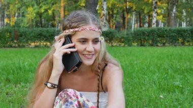 hippi kız telefonda romantik vintage konuşuyor