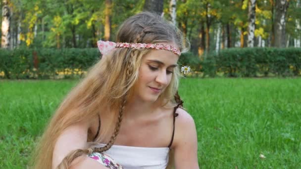 Hippie Meisje Portret Bloemen Romantische Vintage Lifestyle — Stockvideo