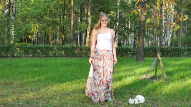 kız barış parkı işareti tavşan huzurlu gösterir