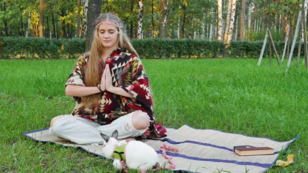 Hippie Girl Meditation Yoga Park Vintage Rabbit Pet — Stock Video