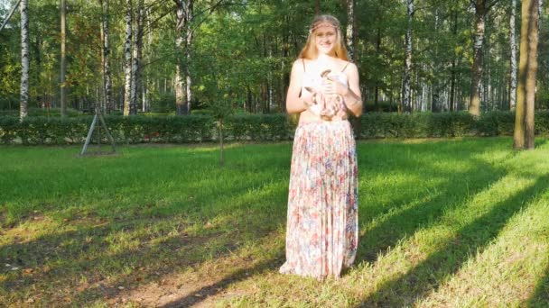 Menina Com Coelho Uma Coleira Andar Parque Cuidados Animal Estimação — Vídeo de Stock