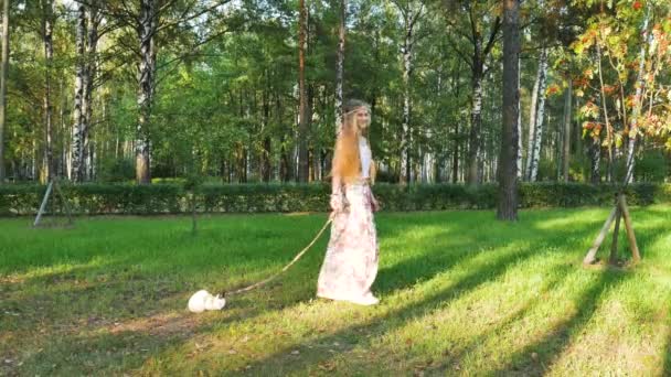 Meisje Met Een Konijn Bunny Dansen Park Harmonie Fantasy — Stockvideo