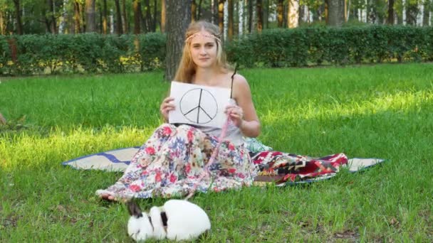 Κορίτσι Δείχνει Ειρήνη Πάρκο Υπογραφή Κουνέλι Γαλήνιος — Αρχείο Βίντεο