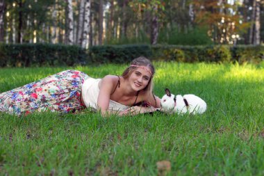 bir tavşan parkı doğa çim ile kız