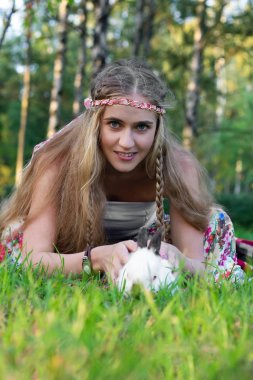 bir tavşan parkı mutluluk bakımı ile bir kız portresi