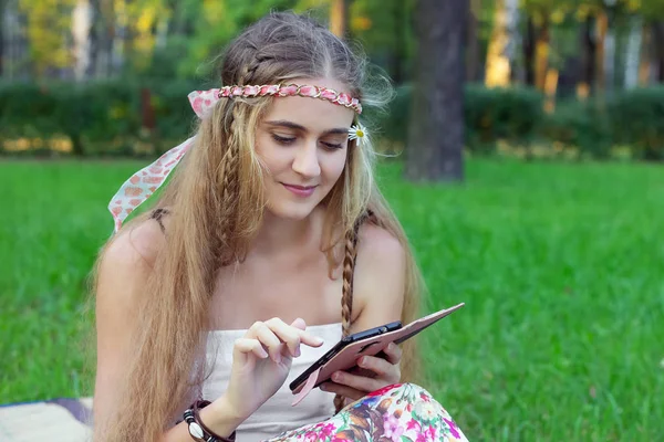 Hippie Ragazza Online Internet Shopping Cellulare Studente — Foto Stock