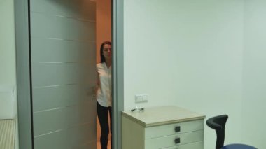 kadın hasta ziyaret diş hekimi doktor randevu ilaç