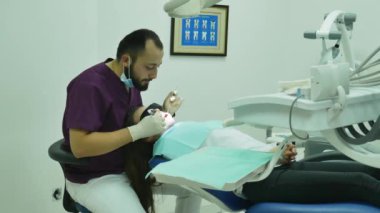 diş hekimi doktor tüm iyi başarılı bir kadın hasta inceler