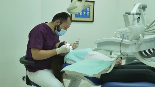 Zubař Zkoumá Pacientku Lékařské Klinice Zubní Výstroj — Stock video
