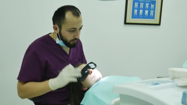 Dentista Examina Paciente Explicando Procedimento Especialista Diagnóstico — Vídeo de Stock