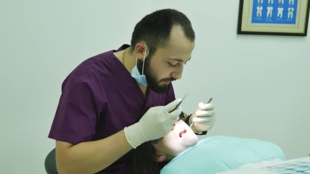 Dentysta Bada Pacjentkę Fachowca Diagnozowania Opieki Stomatologicznej — Wideo stockowe