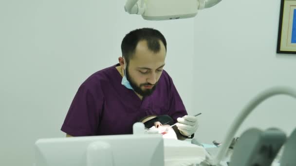 Dentista Esamina Una Paziente Donna Che Lavora Spiegando Sano — Video Stock