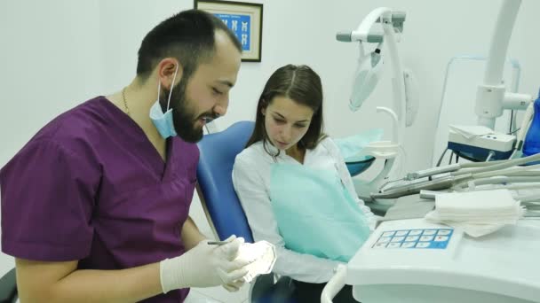 Dentista Explica Paciente Sobre Layout Dos Dentes Aconselhamento Saúde — Vídeo de Stock