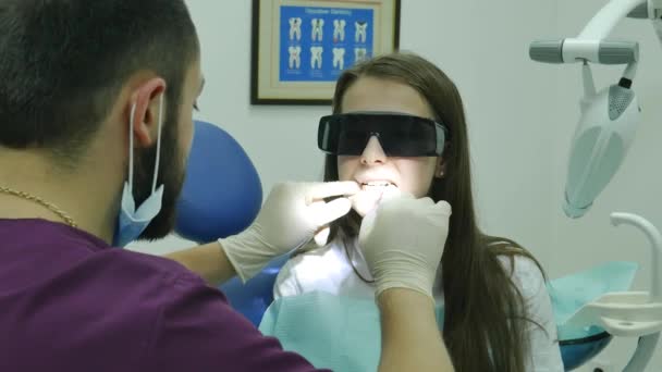 牙医医生检查一名女病人药检 — 图库视频影像