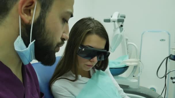 Dentista Médico Explica Paciente Mujer Está Hablando Clínica Atención — Vídeo de stock