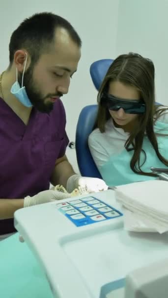 Dentista Feliz Explica Paciente Disposición Los Dientes Asesoramiento Salud — Vídeo de stock