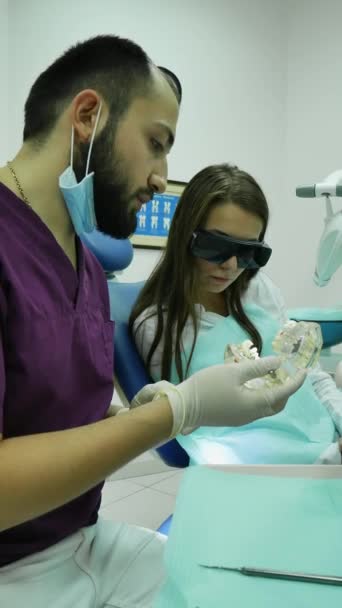 Стоматолог Стоматолог Объясняет Пациенту Визит Врачу Горизонтальной Начинкой — стоковое видео