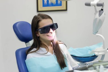 Mutlu hasta beyaz gülümseme dişçi ağız kliniği